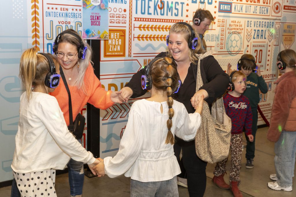 verjaardag de blauwe kei lachende moeders en kinderen