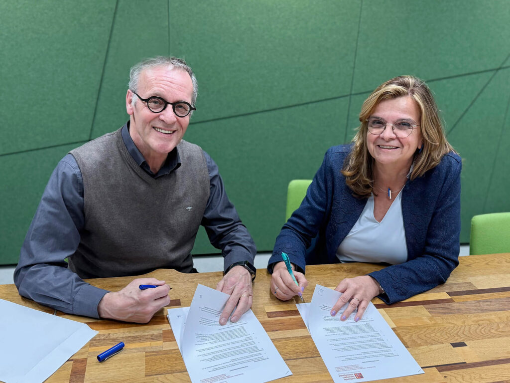 Leo Adank (CBM) en Anne-Marie Pors (LA Architecten & Ingenieurs) ondertekenen de overeenkomst voor het partnerschap